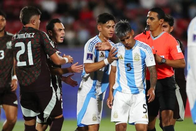 Futbol, Mexico vs Argentina. Mundial sub 20, Chile 2025. El jugador de Mexico Hugo Camberos, centro, discute con Milton Delgado de Argentina durante un partido de cuartos de final del mundial sub 20 realizado en el estadio Nacional de Santiago, Chile. 11 10 2025 Jonnathan Oyarzun Photosport Football, Mexico vs Argentina. U-20 World Cup Championship. Mexico™s player Hugo Camberos, center, discuss against Milton Delgado of Argentina during a quarterfinal match of the U-20 World Cup at the Nacional stadium in Santiago, Chile. 11 10 2025 Jonnathan Oyarzun Photosport Mexico vs Argentina, mundial sub 20 Chile 2025