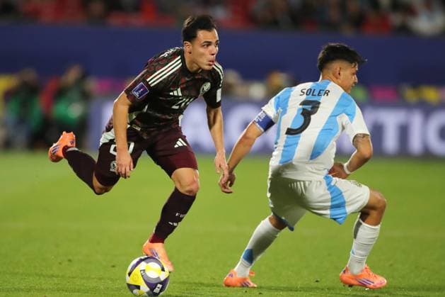 Futbol, Mexico vs Argentina. Mundial sub 20, Chile 2025. El jugador de Argentina Julio Soler, derecha, disputa el balon con Hugo Camberos de Mexico durante un partido de cuartos de final del mundial sub 20 realizado en el estadio Nacional de Santiago, Chile. 11 10 2025 Jonnathan Oyarzun Photosport Football, Mexico vs Argentina. U-20 World Cup Championship. Argentina™s player Julio Soler, right, vies for the ball against Hugo Camberos of Mexico during a quarterfinal match of the U-20 World Cup at the Nacional stadium in Santiago, Chile. 11 10 2025 Jonnathan Oyarzun Photosport Mexico vs Argentina, mundial sub 20 Chile 2025