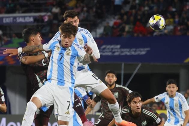 Futbol, Mexico vs Argentina. Mundial sub 20, Chile 2025. El jugador de Mexico Everardo Lopez, centro, disputa el balon con Maher Carrizo de Argentina durante un partido de cuartos de final del mundial sub 20 realizado en el estadio Nacional de Santiago, Chile. 11 10 2025 Jonnathan Oyarzun Photosport Football, Mexico vs Argentina. U-20 World Cup Championship. Mexico™s player Everardo Lopez, center, vies for the ball against Maher Carrizo of Argentina during a quarterfinal match of the U-20 World Cup at the Nacional stadium in Santiago, Chile. 11 10 2025 Jonnathan Oyarzun Photosport Mexico vs Argentina, mundial sub 20 Chile 2025