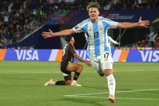 Futbol, Mexico vs Argentina. Mundial sub 20, Chile 2025. El jugador de Argentina Mateo Silvetti, centro, celebra tras marcar un gol contra Mexico durante un partido de cuartos de final del mundial sub 20 disputado en el estadio Nacional de Santiago, Chile. 11 10 2025 Jonnathan Oyarzun Photosport Football, Mexico vs Argentina. U-20 World Cup Championship. Argentina™s player Mateo Silvetti, center, celebrates after scoring against Mexico during a quarterfinal match of the U-20 World Cup at the Nacional stadium in Santiago, Chile. 11 10 2025 Jonnathan Oyarzun Photosport Mexico vs Argentina, mundial sub 20 Chile 2025