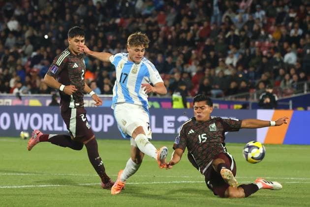 Futbol, Mexico vs Argentina. Mundial sub 20, Chile 2025. El jugador de Argentina Mateo Silvetti, centro, convierte su gol contra Mexico durante un partido de cuartos de final del mundial sub 20 disputado en el estadio Nacional de Santiago, Chile. 11 10 2025 Jonnathan Oyarzun Photosport Football, Mexico vs Argentina. U-20 World Cup Championship. Argentina™s player Mateo Silvetti, center, scores his goal against Mexico during a quarterfinal match of the U-20 World Cup at the Nacional stadium in Santiago, Chile. 11 10 2025 Jonnathan Oyarzun Photosport Mexico vs Argentina, mundial sub 20 Chile 2025