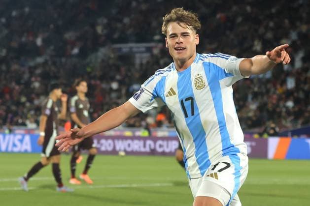 Futbol, Mexico vs Argentina. Mundial sub 20, Chile 2025. El jugador de Argentina Mateo Silvetti, centro, celebra tras marcar un gol contra Mexico durante un partido de cuartos de final del mundial sub 20 disputado en el estadio Nacional de Santiago, Chile. 11 10 2025 Jonnathan Oyarzun Photosport Football, Mexico vs Argentina. U-20 World Cup Championship. Argentina™s player Mateo Silvetti, center, celebrates after scoring against Mexico during a quarterfinal match of the U-20 World Cup at the Nacional stadium in Santiago, Chile. 11 10 2025 Jonnathan Oyarzun Photosport Mexico vs Argentina, mundial sub 20 Chile 2025