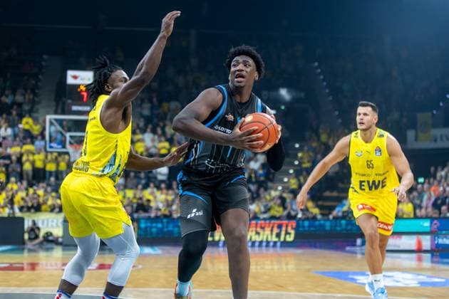 Oldenburg, Niedersachsen, DEU, 11.10.2025, Great Osobor (Mitte, Science City Jena), Christopher Clemons (links, EWE Baskets Oldenburg) imd Filip Stanic (rechts, EWE Baskets Oldenburg). EWE Baskets Oldenburg vs. Science City Jena. 1. Basketball-Bundesliga Saison 2025 2026, 4. Spieltag, Grosse EWE Arena. EWE Baskets Oldenburg vs. Science City Jena
