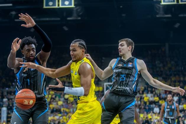 Oldenburg, Niedersachsen, DEU, 11.10.2025, Nicholas Tischler (Mitte, EWE Baskets Oldenburg), Great Osobor (links, Science City Jena), Lorenz Bank (rechts, Science City Jena). EWE Baskets Oldenburg vs. Science City Jena. 1. Basketball-Bundesliga Saison 2025 2026, 4. Spieltag, Grosse EWE Arena. EWE Baskets Oldenburg vs. Science City Jena