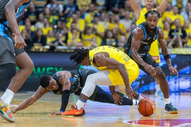 Oldenburg, Niedersachsen, DEU, 11.10.2025, Christopher Clemons (Mitte, EWE Baskets Oldenburg), Keith Braxton JR (rechts, Science City Jena) und Eric Washington (links, Science City Jena). EWE Baskets Oldenburg vs. Science City Jena. 1. Basketball-Bundesliga Saison 2025 2026, 4. Spieltag, Grosse EWE Arena. EWE Baskets Oldenburg vs. Science City Jena