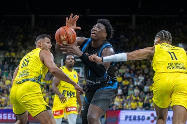 Oldenburg, Niedersachsen, DEU, 11.10.2025, Great Osobor (Mitte, Science City Jena), Christopher Clemons (rechts, EWE Baskets Oldenburg) und Filip Stanic (links, EWE Baskets Oldenburg). EWE Baskets Oldenburg vs. Science City Jena. 1. Basketball-Bundesliga Saison 2025 2026, 4. Spieltag, Grosse EWE Arena. EWE Baskets Oldenburg vs. Science City Jena