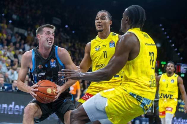 Oldenburg, Niedersachsen, DEU, 11.10.2025, Joe Wieskamp (links, Science City Jena), Nicholas Tischler (Mitte, EWE Baskets Oldenburg) und Eral Penn (rechts, EWE Baskets Oldenburg). EWE Baskets Oldenburg vs. Science City Jena. 1. Basketball-Bundesliga Saison 2025 2026, 4. Spieltag, Grosse EWE Arena. EWE Baskets Oldenburg vs. Science City Jena