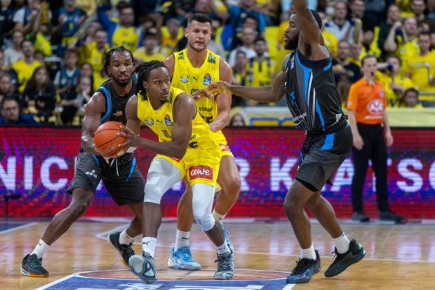 Oldenburg, Niedersachsen, DEU, 11.10.2025, James Woodard (Mitte, EWE Baskets Oldenburg), Keith Braxton JR (links, Science City Jena), Filip Stanic (EWE Baskets Oldenburg) und Naz Bohannon (rechts, Science City Jena), EWE Baskets Oldenburg vs. Science City Jena. 1. Basketball-Bundesliga Saison 2025 2026, 4. Spieltag, Grosse EWE Arena. EWE Baskets Oldenburg vs. Science City Jena