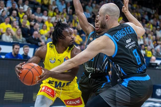 Oldenburg, Niedersachsen, DEU, 11.10.2025, Christopher Clemons (links, EWE Baskets Oldenburg), Eric Washington (Mitte, Science City Jena) und Robin Christen (rechts, Science City Jena). EWE Baskets Oldenburg vs. Science City Jena. 1. Basketball-Bundesliga Saison 2025 2026, 4. Spieltag, Grosse EWE Arena. EWE Baskets Oldenburg vs. Science City Jena