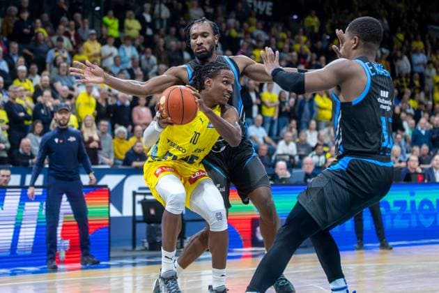 Oldenburg, Niedersachsen, DEU, 11.10.2025, James Woodard (Mitte, EWE Baskets Oldenburg), Eric Washington (rechts, Science City Jena) und Keith Braxton JR (links, Science City Jena). EWE Baskets Oldenburg vs. Science City Jena. 1. Basketball-Bundesliga Saison 2025 2026, 4. Spieltag, Grosse EWE Arena. EWE Baskets Oldenburg vs. Science City Jena