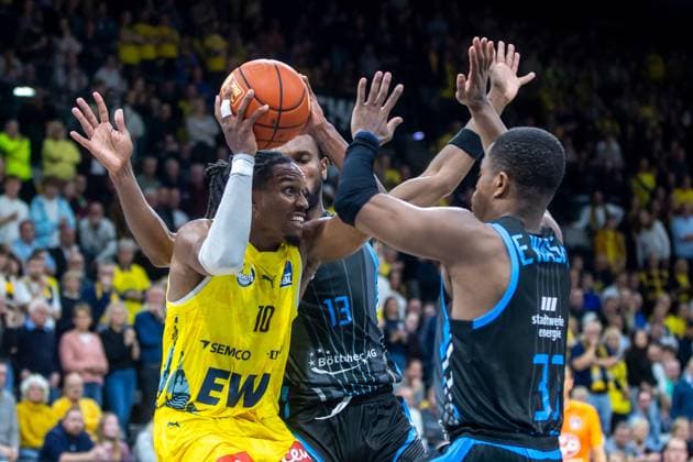 Oldenburg, Niedersachsen, DEU, 11.10.2025, James Woodard (Mitte, EWE Baskets Oldenburg), Eric Washington (rechts, Science City Jena) und Keith Braxton JR (links, Science City Jena). EWE Baskets Oldenburg vs. Science City Jena. 1. Basketball-Bundesliga Saison 2025 2026, 4. Spieltag, Grosse EWE Arena. EWE Baskets Oldenburg vs. Science City Jena