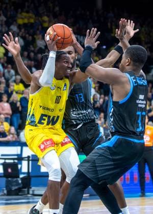 Oldenburg, Niedersachsen, DEU, 11.10.2025, James Woodard (Mitte, EWE Baskets Oldenburg), Eric Washington (rechts, Science City Jena) und Keith Braxton JR (links, Science City Jena). EWE Baskets Oldenburg vs. Science City Jena. 1. Basketball-Bundesliga Saison 2025 2026, 4. Spieltag, Grosse EWE Arena. EWE Baskets Oldenburg vs. Science City Jena