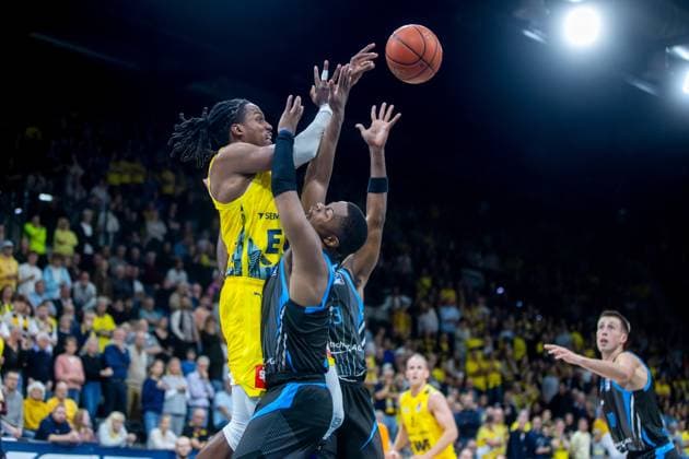 Oldenburg, Niedersachsen, DEU, 11.10.2025, James Woodard (Mitte, EWE Baskets Oldenburg), Eric Washington (rechts, Science City Jena) und Keith Braxton JR (links, Science City Jena). EWE Baskets Oldenburg vs. Science City Jena. 1. Basketball-Bundesliga Saison 2025 2026, 4. Spieltag, Grosse EWE Arena. EWE Baskets Oldenburg vs. Science City Jena