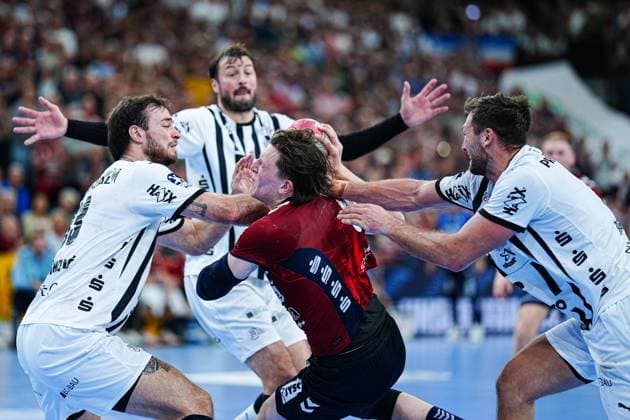 Lasse Moeller (SG Flensburg-Handewitt, 64), Domagoj Duvnjak (THW Kiel, 04), Harald Reinkind (THW Kiel, 06) GER, SG Flensburg-Handewitt vs. THW Kiel, Handball, Bundesliga, Spieltag 8, Saison 2026 2026, 11.10.2025 GER, SG Flensburg-Handewitt vs. THW Kiel, Handball, Bundesliga, Spieltag 8, Saison 2026 2026, 11.10.2025 Flensburg Copyright: xEibner-Pressefoto MarcelxvonxFehrnx EP_MFN