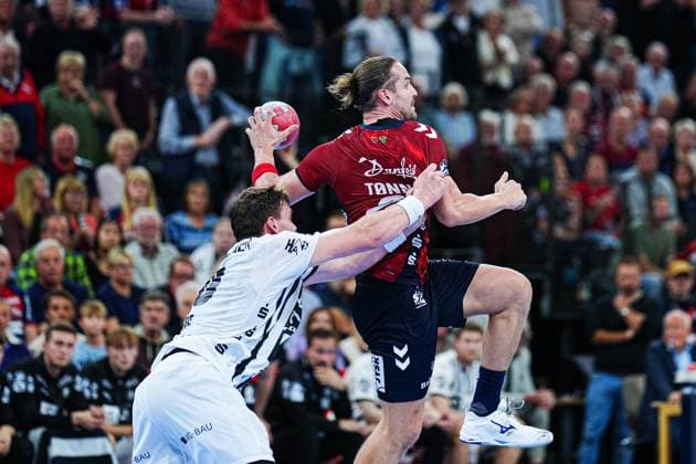 Lucas Laube (THW Kiel, 20), Kent Robin Toennesssen (SG Flensburg-Handewitt, 23) GER, SG Flensburg-Handewitt vs. THW Kiel, Handball, Bundesliga, Spieltag 8, Saison 2026 2026, 11.10.2025 GER, SG Flensburg-Handewitt vs. THW Kiel, Handball, Bundesliga, Spieltag 8, Saison 2026 2026, 11.10.2025 Flensburg Copyright: xEibner-Pressefoto MarcelxvonxFehrnx EP_MFN