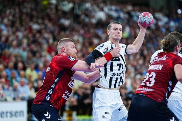 Blaz Blagotinsek (SG Flensburg-Handewitt, 43), Elias Ellefsen a Skipagotu (THW Kiel, 71) GER, SG Flensburg-Handewitt vs. THW Kiel, Handball, Bundesliga, Spieltag 8, Saison 2026 2026, 11.10.2025 GER, SG Flensburg-Handewitt vs. THW Kiel, Handball, Bundesliga, Spieltag 8, Saison 2026 2026, 11.10.2025 Flensburg Copyright: xEibner-Pressefoto MarcelxvonxFehrnx EP_MFN