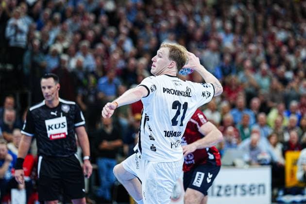 7 Meter Wurf Tor Eric Johansson (THW Kiel, 21) GER, SG Flensburg-Handewitt vs. THW Kiel, Handball, Bundesliga, Spieltag 8, Saison 2026 2026, 11.10.2025 GER, SG Flensburg-Handewitt vs. THW Kiel, Handball, Bundesliga, Spieltag 8, Saison 2026 2026, 11.10.2025 Flensburg Copyright: xEibner-Pressefoto MarcelxvonxFehrnx EP_MFN