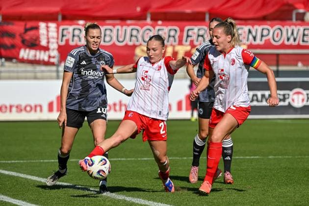 Sophie Nachtigall (SC Freiburg Frauen, 27) am Ball, dahinter Laura Freigang (Eintracht Frankfurt, 10), Lisa Karl (SC Freiburg Frauen, 02) GER, SC Freiburg - Eintracht Frankfurt, Frauen-Fussball, Google Pixel Frauen-Bundesliga, 6. Spieltag, Saison 2025 2026, 12.10.2025 DFB REGULATIONS PROHIBIT ANY USE OF PHOTOGRAPHS AS IMAGE SEQUENCES AND OR QUASI-VIDEO GER, SC Freiburg - Eintracht Frankfurt, Frauen-Fussball, Google Pixel Frauen-Bundesliga, 6. Spieltag, Saison 2025 2026, 12.10.2025 Freiburg Copyright: xEibner-Pressefoto ThomasxHessx EP_THS