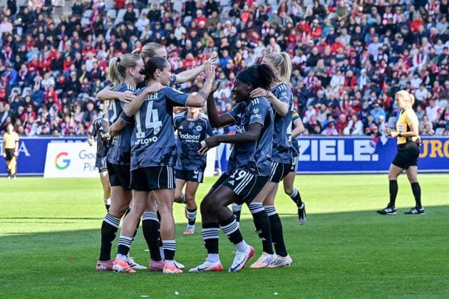 Jubel zum Tor zum 0:1 durch Nicole Anyomi (Eintracht Frankfurt, 19) mit Nadine Riesen (Eintracht Frankfurt, 22), Geraldine Reuteler (Eintracht Frankfurt, 14), Nicole Anyomi (Eintracht Frankfurt, 19) GER, SC Freiburg - Eintracht Frankfurt, Frauen-Fussball, Google Pixel Frauen-Bundesliga, 6. Spieltag, Saison 2025 2026, 12.10.2025 DFB REGULATIONS PROHIBIT ANY USE OF PHOTOGRAPHS AS IMAGE SEQUENCES AND OR QUASI-VIDEO GER, SC Freiburg - Eintracht Frankfurt, Frauen-Fussball, Google Pixel Frauen-Bundesliga, 6. Spieltag, Saison 2025 2026, 12.10.2025 Freiburg Copyright: xEibner-Pressefoto ThomasxHessx EP_THS