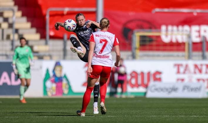 DEU, Freiburg, SC Freiburg vs Eintracht Frankfurt, Google Pixel Bundesliga, DFB, Dreisamstadion, 6. Spieltag, im Bild v.l.n.r: Amanda Ilestedt (Eintracht Frankfurt 13), Tessa Blumenberg (SC Freiburg 7) DFB DFL REGULATIONS PROHIBIT ANY USE OF PHOTOGRAPHS AS IMAGE SEQUENCES AND OR QUASI-VIDEO, 12.10.2025, Copyright: HMBxMedia HendrikxHamelau