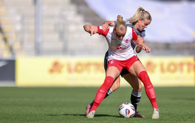 DEU, Freiburg, SC Freiburg vs Eintracht Frankfurt, Google Pixel Bundesliga, DFB, Dreisamstadion, 6. Spieltag, im Bild v.l.n.r: Tessa Blumenberg (SC Freiburg 7), Nadine Riesen (Eintracht Frankfurt 22), Zweikampf DFB DFL REGULATIONS PROHIBIT ANY USE OF PHOTOGRAPHS AS IMAGE SEQUENCES AND OR QUASI-VIDEO, 12.10.2025, Copyright: HMBxMedia HendrikxHamelau