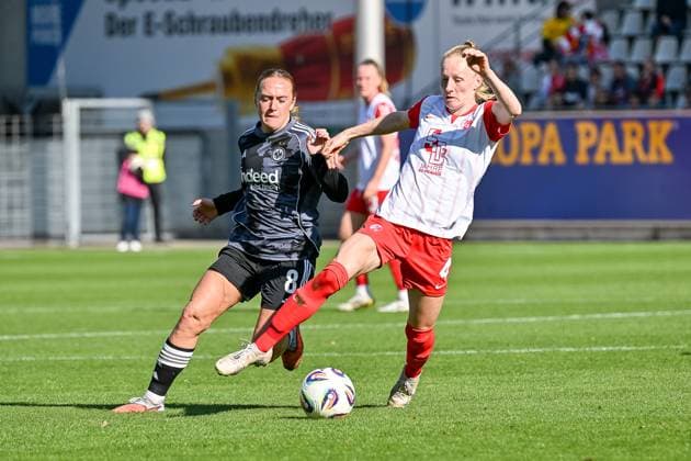 Lisanne Graewe (Eintracht Frankfurt, 08), Meret Felde (SC Freiburg Frauen, 04) im Duell um den Ball. GER, SC Freiburg - Eintracht Frankfurt, Frauen-Fussball, Google Pixel Frauen-Bundesliga, 6. Spieltag, Saison 2025 2026, 12.10.2025 DFB REGULATIONS PROHIBIT ANY USE OF PHOTOGRAPHS AS IMAGE SEQUENCES AND OR QUASI-VIDEO GER, SC Freiburg - Eintracht Frankfurt, Frauen-Fussball, Google Pixel Frauen-Bundesliga, 6. Spieltag, Saison 2025 2026, 12.10.2025 Freiburg Copyright: xEibner-Pressefoto ThomasxHessx EP_THS