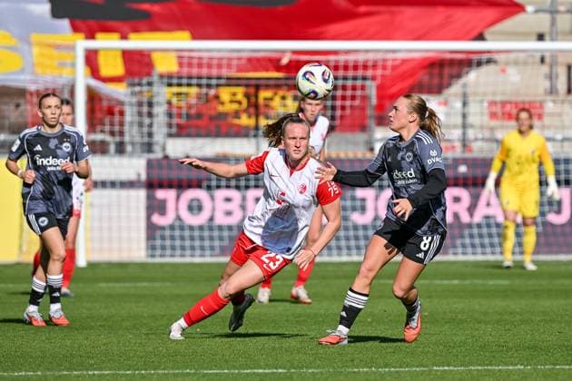Luca Birkholz (SC Freiburg Frauen, 23), Alena Bienz (SC Freiburg Frauen, 08) im Duell um den Ball. GER, SC Freiburg - Eintracht Frankfurt, Frauen-Fussball, Google Pixel Frauen-Bundesliga, 6. Spieltag, Saison 2025 2026, 12.10.2025 DFB REGULATIONS PROHIBIT ANY USE OF PHOTOGRAPHS AS IMAGE SEQUENCES AND OR QUASI-VIDEO GER, SC Freiburg - Eintracht Frankfurt, Frauen-Fussball, Google Pixel Frauen-Bundesliga, 6. Spieltag, Saison 2025 2026, 12.10.2025 Freiburg Copyright: xEibner-Pressefoto ThomasxHessx EP_THS