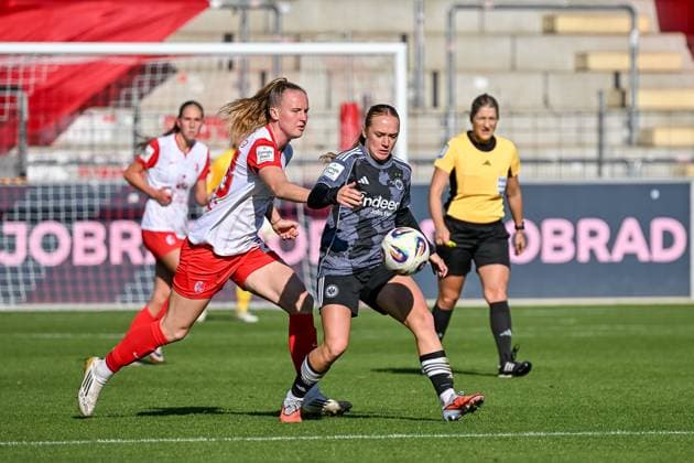 Lisanne Graewe (Eintracht Frankfurt, 08), Luca Birkholz (SC Freiburg Frauen, 23) im Duell um den Ball. GER, SC Freiburg - Eintracht Frankfurt, Frauen-Fussball, Google Pixel Frauen-Bundesliga, 6. Spieltag, Saison 2025 2026, 12.10.2025 DFB REGULATIONS PROHIBIT ANY USE OF PHOTOGRAPHS AS IMAGE SEQUENCES AND OR QUASI-VIDEO GER, SC Freiburg - Eintracht Frankfurt, Frauen-Fussball, Google Pixel Frauen-Bundesliga, 6. Spieltag, Saison 2025 2026, 12.10.2025 Freiburg Copyright: xEibner-Pressefoto ThomasxHessx EP_THS