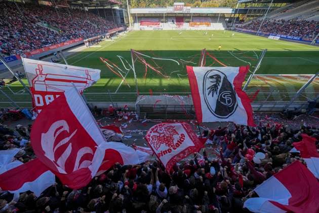 Fans auf der Tribüne im gut gefüllten Dreisamstadion, Ultras, Fahnen, Jubiläumsspiel, Sondertrikot, 50. Gründungsjahr, Jubiläum, Frauenfußball, Jubiläumstrikot, Buntes Fan- und Familienfest , Deutschland, Fussball, GooglePixel Frauen-Bundesliga, 6.Spieltag, 2025 2026, SC Freiburg vs. Eintracht Frankfurt, 12.10.2025, Dreisamstadion, Freiburg, Deutschland DFB REGULATIONS PROHIBIT ANY USE OF PHOTOGRAPHS AS IMAGE SEQUENCES AND OR QUASI-VIDEO. Freiburg Dreisamstadion Baden-Wuerttemberg Deutschland Copyright: xArnexAmbergx