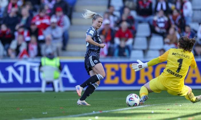 DEU, Freiburg, SC Freiburg vs Eintracht Frankfurt, Google Pixel Bundesliga, DFB, Dreisamstadion, 6. Spieltag, im Bild v.l.n.r: Rebecka Blomqvist (Eintracht Frankfurt 28), Laura Benkarth (SC Freiburg 1) DFB DFL REGULATIONS PROHIBIT ANY USE OF PHOTOGRAPHS AS IMAGE SEQUENCES AND OR QUASI-VIDEO, 12.10.2025, Copyright: HMBxMedia HendrikxHamelau