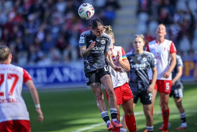 DEU, Freiburg, SC Freiburg vs Eintracht Frankfurt, Google Pixel Bundesliga, DFB, Dreisamstadion, 6. Spieltag, im Bild v.l.n.r: GÃ raldine Reuteler (Eintracht Frankfurt 14), Lisa Karl (SC Freiburg 2) DFB DFL REGULATIONS PROHIBIT ANY USE OF PHOTOGRAPHS AS IMAGE SEQUENCES AND OR QUASI-VIDEO, 12.10.2025, Copyright: HMBxMedia HendrikxHamelau