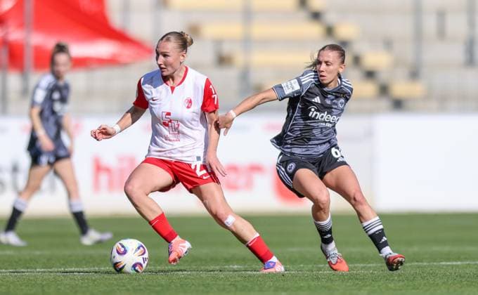 DEU, Freiburg, SC Freiburg vs Eintracht Frankfurt, Google Pixel Bundesliga, DFB, Dreisamstadion, 6. Spieltag, im Bild v.l.n.r: Sophie Nachtigall (SC Freiburg 27), Elisa Senß (Eintracht Frankfurt 6) DFB DFL REGULATIONS PROHIBIT ANY USE OF PHOTOGRAPHS AS IMAGE SEQUENCES AND OR QUASI-VIDEO, 12.10.2025, Copyright: HMBxMedia HendrikxHamelau