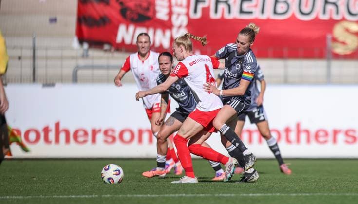 DEU, Freiburg, SC Freiburg vs Eintracht Frankfurt, Google Pixel Bundesliga, DFB, Dreisamstadion, 6. Spieltag, im Bild v.l.n.r: Meret Felde (SC Freiburg 4), Laura Freigang (Eintracht Frankfurt 10), Zweikampf DFB DFL REGULATIONS PROHIBIT ANY USE OF PHOTOGRAPHS AS IMAGE SEQUENCES AND OR QUASI-VIDEO, 12.10.2025, Copyright: HMBxMedia HendrikxHamelau