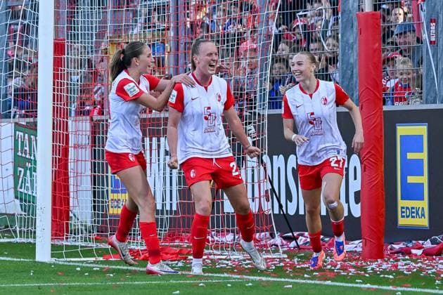 Jubel zum Tor zum 1:1 durch Luca Birkholz (SC Freiburg Frauen, 23) mit Sophie Nachtigall (SC Freiburg Frauen, 27), Maj Schneider (SC Freiburg Frauen, 15) GER, SC Freiburg - Eintracht Frankfurt, Frauen-Fussball, Google Pixel Frauen-Bundesliga, 6. Spieltag, Saison 2025 2026, 12.10.2025 DFB REGULATIONS PROHIBIT ANY USE OF PHOTOGRAPHS AS IMAGE SEQUENCES AND OR QUASI-VIDEO GER, SC Freiburg - Eintracht Frankfurt, Frauen-Fussball, Google Pixel Frauen-Bundesliga, 6. Spieltag, Saison 2025 2026, 12.10.2025 Freiburg Copyright: xEibner-Pressefoto ThomasxHessx EP_THS
