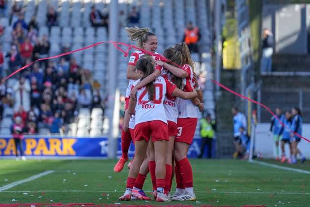 Lisa Karl (SC Freiburg, 02) Torjubel, Emotionen, Jubel, Torerfolg, Abschluss, Treffer , Deutschland, Fussball, GooglePixel Frauen-Bundesliga, 6.Spieltag, 2025 2026, SC Freiburg vs. Eintracht Frankfurt, 12.10.2025, Dreisamstadion, Freiburg, Deutschland DFB REGULATIONS PROHIBIT ANY USE OF PHOTOGRAPHS AS IMAGE SEQUENCES AND OR QUASI-VIDEO. Freiburg Dreisamstadion Baden-Wuerttemberg Deutschland Copyright: xArnexAmbergx