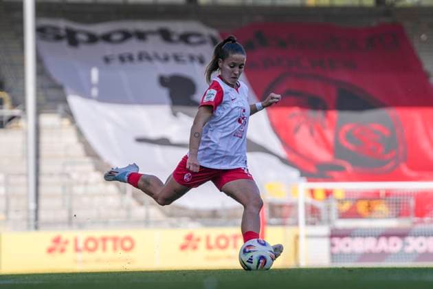 Selina Vobian (SC Freiburg, 10) am Ball , Deutschland, Fussball, GooglePixel Frauen-Bundesliga, 6.Spieltag, 2025 2026, SC Freiburg vs. Eintracht Frankfurt, 12.10.2025, Dreisamstadion, Freiburg, Deutschland DFB REGULATIONS PROHIBIT ANY USE OF PHOTOGRAPHS AS IMAGE SEQUENCES AND OR QUASI-VIDEO. Freiburg Dreisamstadion Baden-Wuerttemberg Deutschland Copyright: xArnexAmbergx