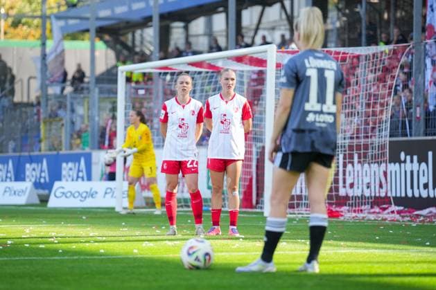 Fussball, Google Pixel Frauen-Bundesliga, 6 .Spieltag, 2025 2026, SC Freiburg vs. Eintracht Frankfurt, Dreisamstadion, Freiburg,: Lisa Kolb (SC Freiburg, Frauen 22) Sophie Nachtigall (SC Freiburg, Frauen 27) Nina Lührßen Nina Luehrssen (Eintracht Frankfurt, 11) Freiburg Dreisamstadion Baden-Württemberg Deutschland Copyright: xFINLEYxMÖRCHx