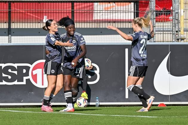 Jubel zum Tor zum 1:2 durch Ereleta Memeti (Eintracht Frankfurt, 27) mit Nicole Anyomi (Eintracht Frankfurt, 19), Rebecka Blomqvist (Eintracht Frankfurt, 28) GER, SC Freiburg - Eintracht Frankfurt, Frauen-Fussball, Google Pixel Frauen-Bundesliga, 6. Spieltag, Saison 2025 2026, 12.10.2025 DFB REGULATIONS PROHIBIT ANY USE OF PHOTOGRAPHS AS IMAGE SEQUENCES AND OR QUASI-VIDEO GER, SC Freiburg - Eintracht Frankfurt, Frauen-Fussball, Google Pixel Frauen-Bundesliga, 6. Spieltag, Saison 2025 2026, 12.10.2025 Freiburg Copyright: xEibner-Pressefoto ThomasxHessx EP_THS