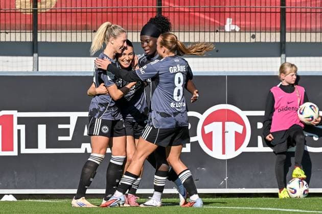 Jubel zum Tor zum 1:2 durch Ereleta Memeti (Eintracht Frankfurt, 27) GER, SC Freiburg - Eintracht Frankfurt, Frauen-Fussball, Google Pixel Frauen-Bundesliga, 6. Spieltag, Saison 2025 2026, 12.10.2025 DFB REGULATIONS PROHIBIT ANY USE OF PHOTOGRAPHS AS IMAGE SEQUENCES AND OR QUASI-VIDEO GER, SC Freiburg - Eintracht Frankfurt, Frauen-Fussball, Google Pixel Frauen-Bundesliga, 6. Spieltag, Saison 2025 2026, 12.10.2025 Freiburg Copyright: xEibner-Pressefoto ThomasxHessx EP_THS