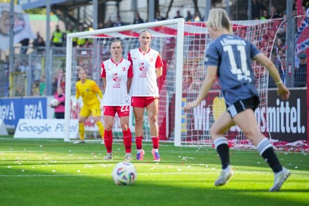 Fussball, Google Pixel Frauen-Bundesliga, 6 .Spieltag, 2025 2026, SC Freiburg vs. Eintracht Frankfurt, Dreisamstadion, Freiburg,: Lisa Kolb (SC Freiburg, Frauen 22) Sophie Nachtigall (SC Freiburg, Frauen 27) Nina Lührßen Nina Luehrssen (Eintracht Frankfurt, 11) Freiburg Dreisamstadion Baden-Württemberg Deutschland Copyright: xFINLEYxMÖRCHx
