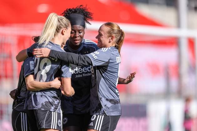 DEU, Freiburg, SC Freiburg vs Eintracht Frankfurt, Google Pixel Bundesliga, DFB, Dreisamstadion, 6. Spieltag, im Bild: Erëleta Memeti (Eintracht Frankfurt 27) erzielt das Tor zum 2:1, Jubel mit Nicole Anyomi (Eintracht Frankfurt 19), Rebecka Blomqvist (Eintracht Frankfurt 28) DFB DFL REGULATIONS PROHIBIT ANY USE OF PHOTOGRAPHS AS IMAGE SEQUENCES AND OR QUASI-VIDEO, 12.10.2025, Copyright: HMBxMedia HendrikxHamelau