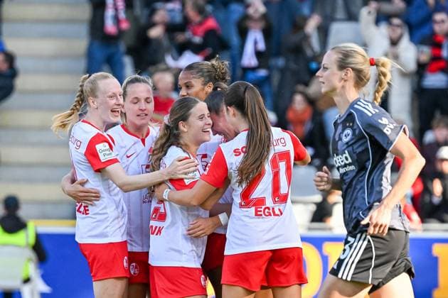 Jubel zum Tor zum 3:2 durch Selina Vobian (SC Freiburg Frauen, 10) GER, SC Freiburg - Eintracht Frankfurt, Frauen-Fussball, Google Pixel Frauen-Bundesliga, 6. Spieltag, Saison 2025 2026, 12.10.2025 DFB REGULATIONS PROHIBIT ANY USE OF PHOTOGRAPHS AS IMAGE SEQUENCES AND OR QUASI-VIDEO GER, SC Freiburg - Eintracht Frankfurt, Frauen-Fussball, Google Pixel Frauen-Bundesliga, 6. Spieltag, Saison 2025 2026, 12.10.2025 Freiburg Copyright: xEibner-Pressefoto ThomasxHessx EP_THS