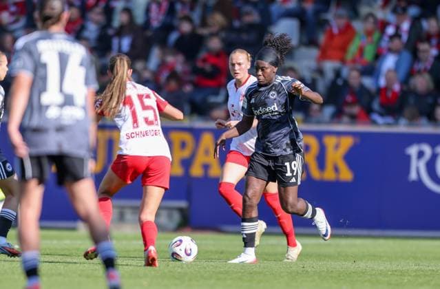 DEU, Freiburg, SC Freiburg vs Eintracht Frankfurt, Google Pixel Bundesliga, DFB, Dreisamstadion, 6. Spieltag, im Bild v.l.n.r: Maj Schneider (SC Freiburg 15), Nicole Anyomi (Eintracht Frankfurt 19) DFB DFL REGULATIONS PROHIBIT ANY USE OF PHOTOGRAPHS AS IMAGE SEQUENCES AND OR QUASI-VIDEO, 12.10.2025, Copyright: HMBxMedia HendrikxHamelau