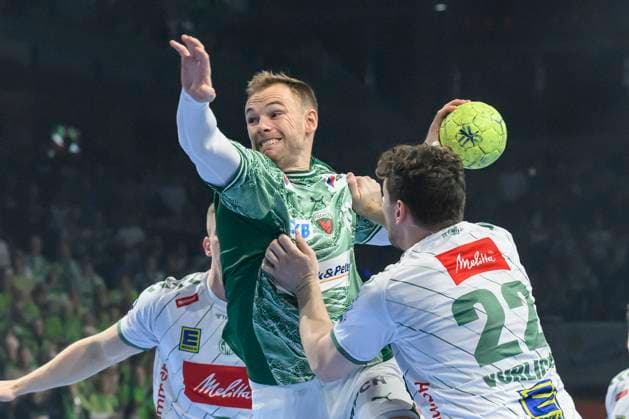 im Bild v.l.: Mathias Gidsel (Fuechse Berlin), Philipp Vorlicek (GWD Minden), Zweikampf, Action, Kampf, kaempft um den Ball, GER, Berlin, Handball, Fuechse Berlin vs GWD Minden , DAIKIN Handball-Bundesliga, in der Max Schmeling Halle, 12.10.2025, Copyright: HMBxMedia UwexKoch
