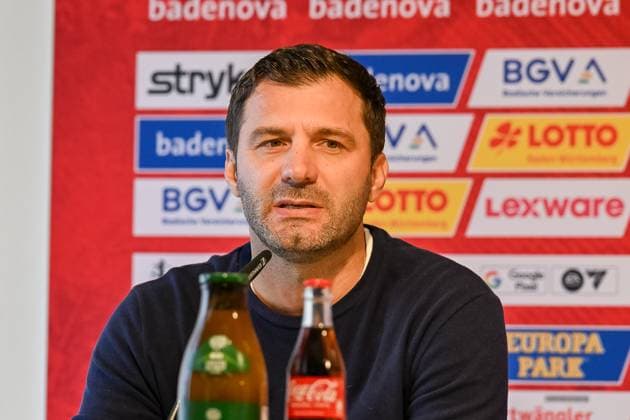 Edmond Kapllani (SC Freiburg Frauen, Trainer) bei der Pressekonfernez nach dem Spiel. GER, SC Freiburg - Eintracht Frankfurt, Frauen-Fussball, Google Pixel Frauen-Bundesliga, 6. Spieltag, Saison 2025 2026, 12.10.2025 DFB REGULATIONS PROHIBIT ANY USE OF PHOTOGRAPHS AS IMAGE SEQUENCES AND OR QUASI-VIDEO GER, SC Freiburg - Eintracht Frankfurt, Frauen-Fussball, Google Pixel Frauen-Bundesliga, 6. Spieltag, Saison 2025 2026, 12.10.2025 Freiburg Copyright: xEibner-Pressefoto ThomasxHessx EP_THS