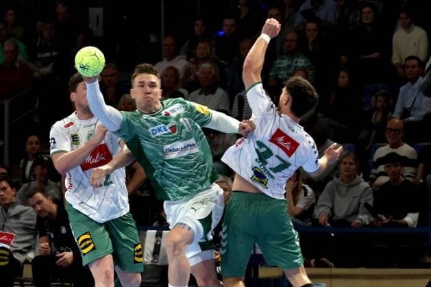 DEU, DHB, 1.HBL, Fuechse Berlin vs. Minden, 12.10.2025, Max-Schmeling-Halle, Berlin, DEU, DHB, 1.HBL, Fuechse Berlin vs. Minden, im Bild Lasse Andersson (Fuechse Berlin 11), Max Staar (GWD Minden 27), Philipp Vorlicek (GWD Minden 22)