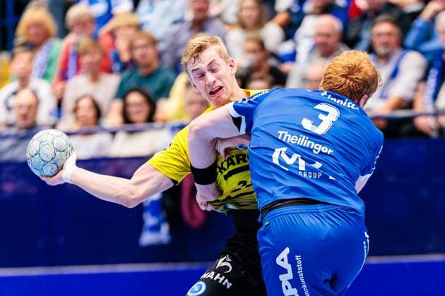 v.l. Torben Matzken (TVB Stuttgart, 22), Nicolai Theilinger (TBV Lemgo Lippe, 03) im Zweikampf GER, TBV Lemgo Lippe vs. TVB Stuttgart, Handball, 1. Bundesliga, 8. Spieltag, Spielzeit 2025 2026, 12.10.2025 GER, TBV Lemgo Lippe vs. TVB Stuttgart, Handball, 1. Bundesliga, 8. Spieltag, Spielzeit 2025 2026, 12.10.2025 Lemgo Copyright: xEibner-Pressefoto JanxRollingerx EP_JSK
