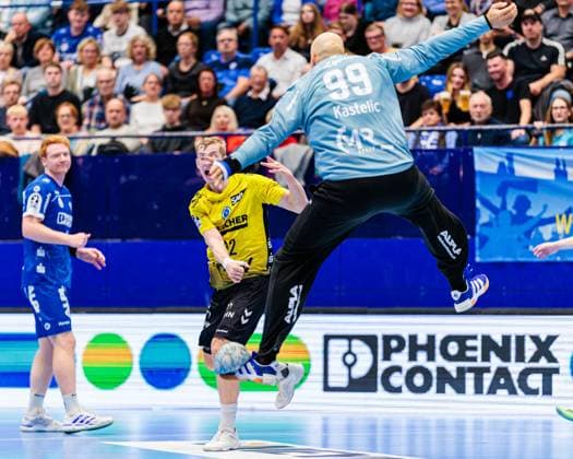v.l. Torben Matzken (TVB Stuttgart, 22) im Torwurf, gehalten von Urh Kastelic (TBV Lemgo Lippe, 99) GER, TBV Lemgo Lippe vs. TVB Stuttgart, Handball, 1. Bundesliga, 8. Spieltag, Spielzeit 2025 2026, 12.10.2025 GER, TBV Lemgo Lippe vs. TVB Stuttgart, Handball, 1. Bundesliga, 8. Spieltag, Spielzeit 2025 2026, 12.10.2025 Lemgo Copyright: xEibner-Pressefoto JanxRollingerx EP_JSK