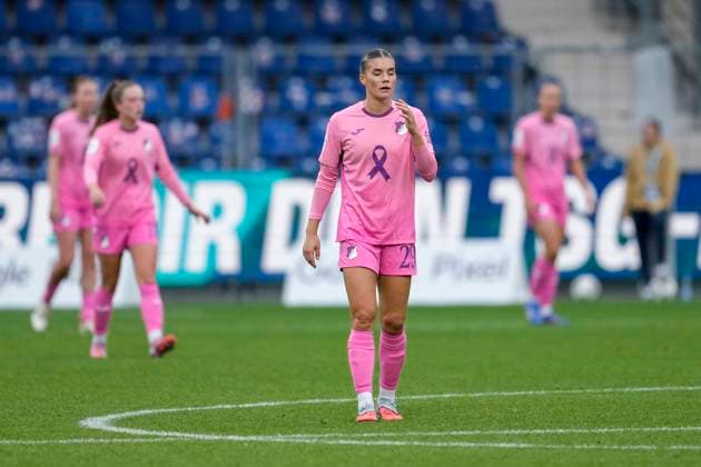Spielerinnen der TSG 1899 Hoffenheim, vorne mit Selina Cerci (TSG, 29), enttäuscht schauend, Enttäuschung, Frustration, disappointed, pessimistisch, nach dem Gegentor zum 0:2, Action, Aktion, Spielszene, 12.10.2025, Sinsheim (Hoffenheim) (Deutschland), Fussball, Google Pixel Frauen-Bundesliga, TSG 1899 Hoffenheim - Bayer 04 Leverkusen, DFB DFL REGULATIONS PROHIBIT ANY USE OF PHOTOGRAPHS AS IMAGE SEQUENCES AND OR QUASI-VIDEO.