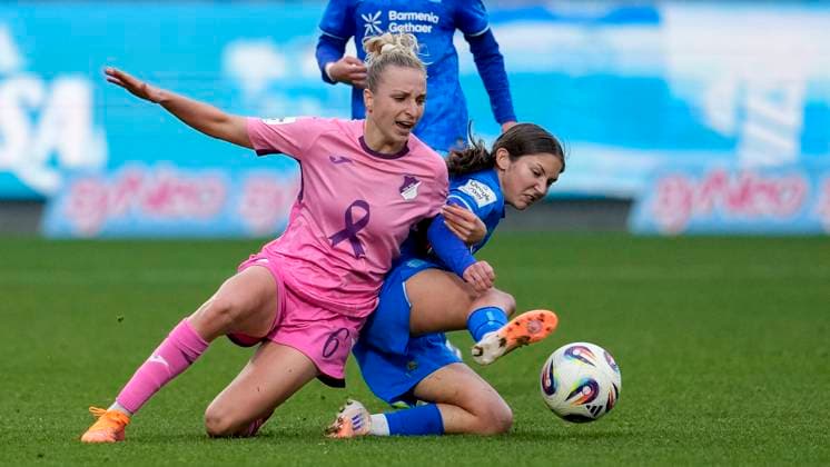 v.li.: Vanessa Diehm (TSG, 6), Ida Daedelow (B04, 30), Zweikampf, Spielszene, Duell, duel, tackle, tackling, Dynamik, Action, Aktion, im pinken Sondertrikot zum Pink October im Brustkrebsmonat Oktober (Breast Cancer Awareness Month), um Vorbeugung, Erforschung und Behandlung von Brustkrebs in das öffentliche Bewusstsein zu rücken, Rosa Schleife, 12.10.2025, Sinsheim (Hoffenheim) (Deutschland), Fussball, Google Pixel Frauen-Bundesliga, TSG 1899 Hoffenheim - Bayer 04 Leverkusen, DFB DFL REGULATIONS PROHIBIT ANY USE OF PHOTOGRAPHS AS IMAGE SEQUENCES AND OR QUASI-VIDEO.